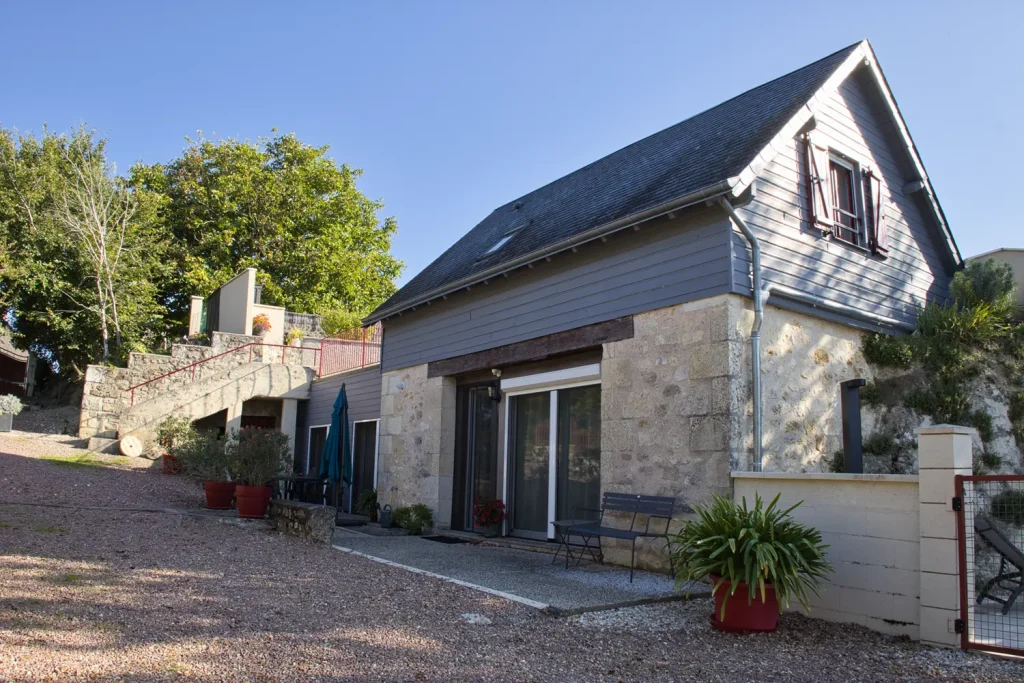 Gîte vue extérieur à Avon-les-Roches