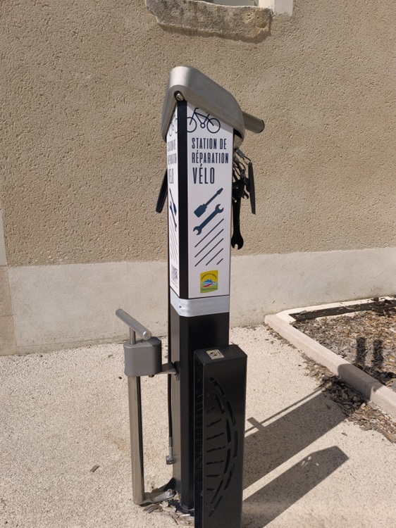Station de réparation vélo à proximité du gîte à Avon-les-Roches
